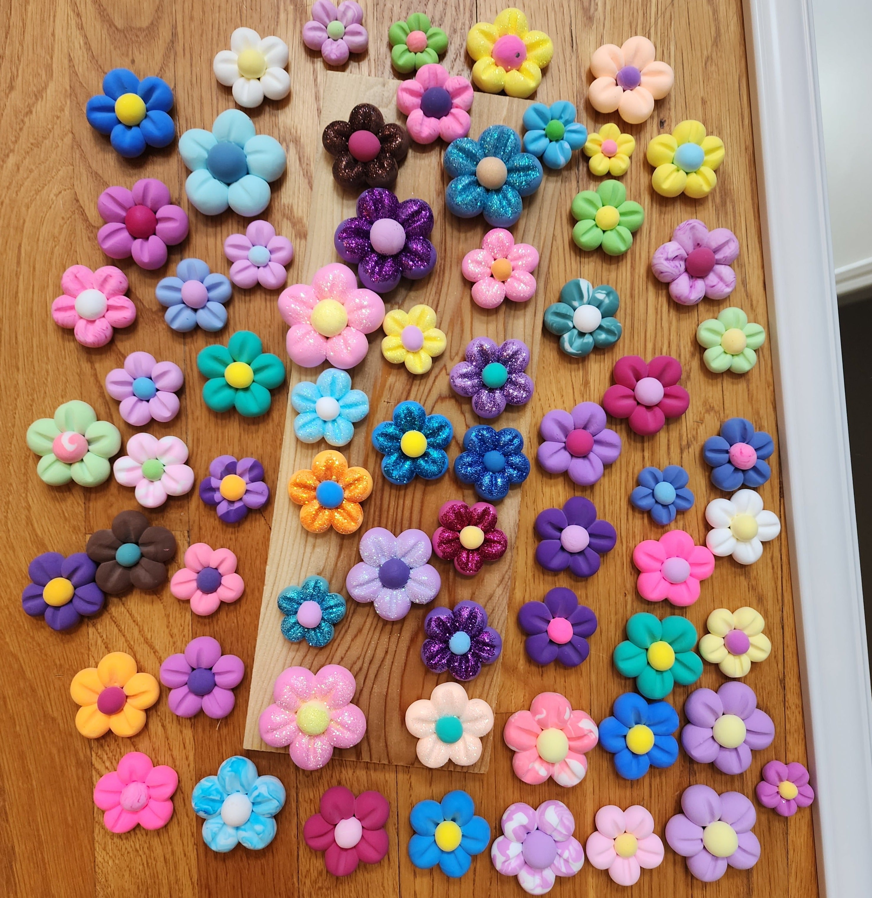 Yuxuanish 30pcs of DIY Finished Clay Flower,3cm-5cm Handmade Finish Clay  Flowers for Mirror Frame,Crafts Decoration (Mix Colors)